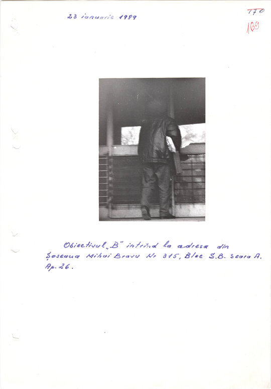 Foto filaj Petre Mihai Băcanu la intrarea locuinței Elenei Gheorghe 21.01.1989