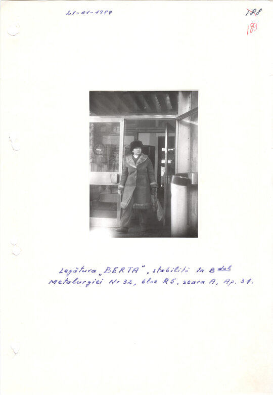 Foto filaj Petre Mihai Băcanu la intrarea locuinței Elenei Gheorghe 21.01.1989